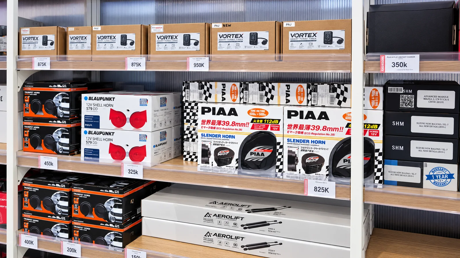 Rak horn, turbo timer, charger, dan aksesori elektronik di Platinum Auto Center