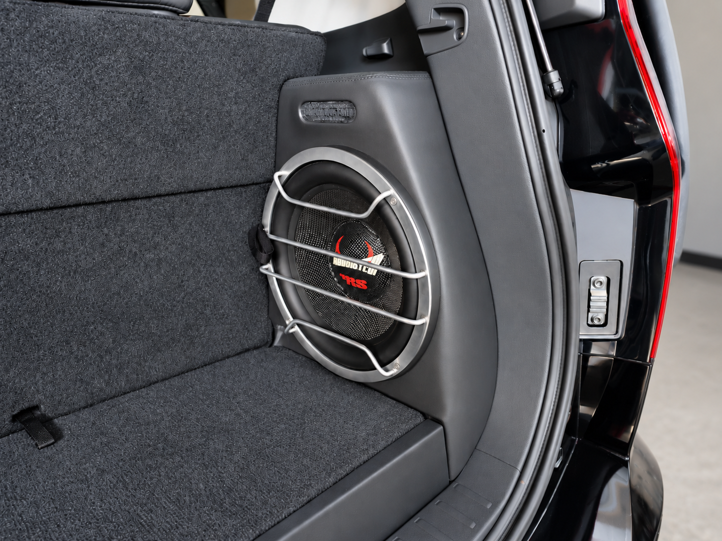 Hasil akhir subwoofer custom box yang menyatu dengan sisi bagasi mobil