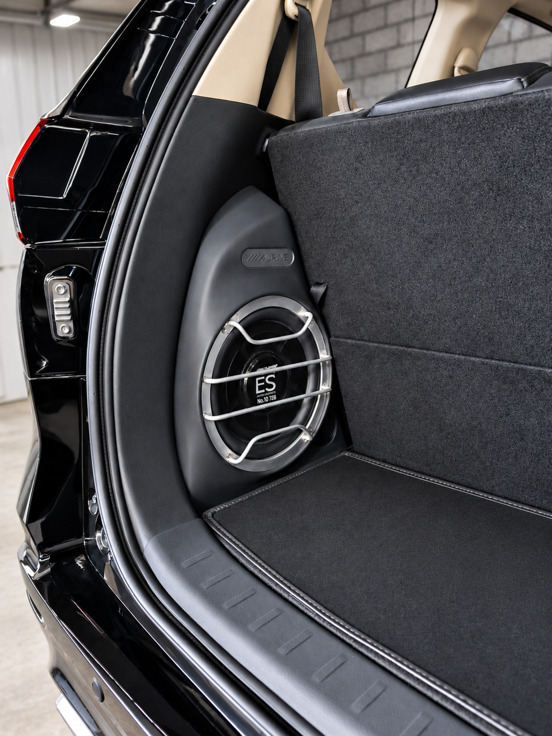 Contoh instalasi subwoofer pada sisi bagasi kendaraan