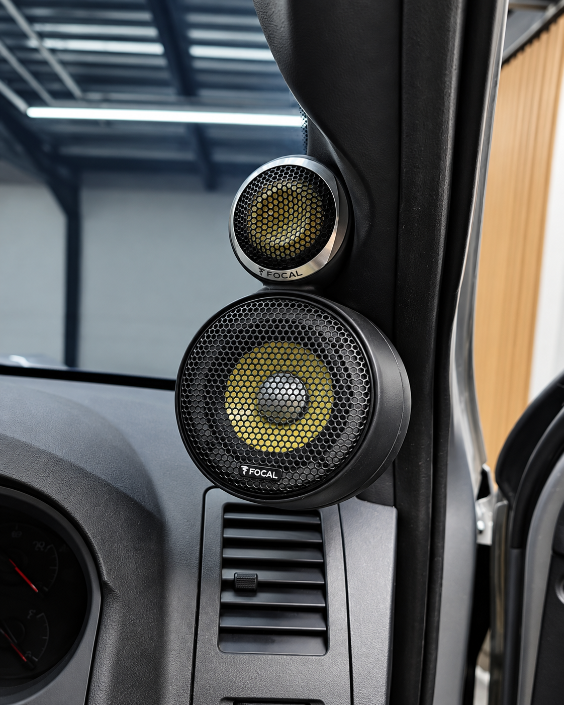 Speaker Focal terintegrasi pada pilar kabin kendaraan