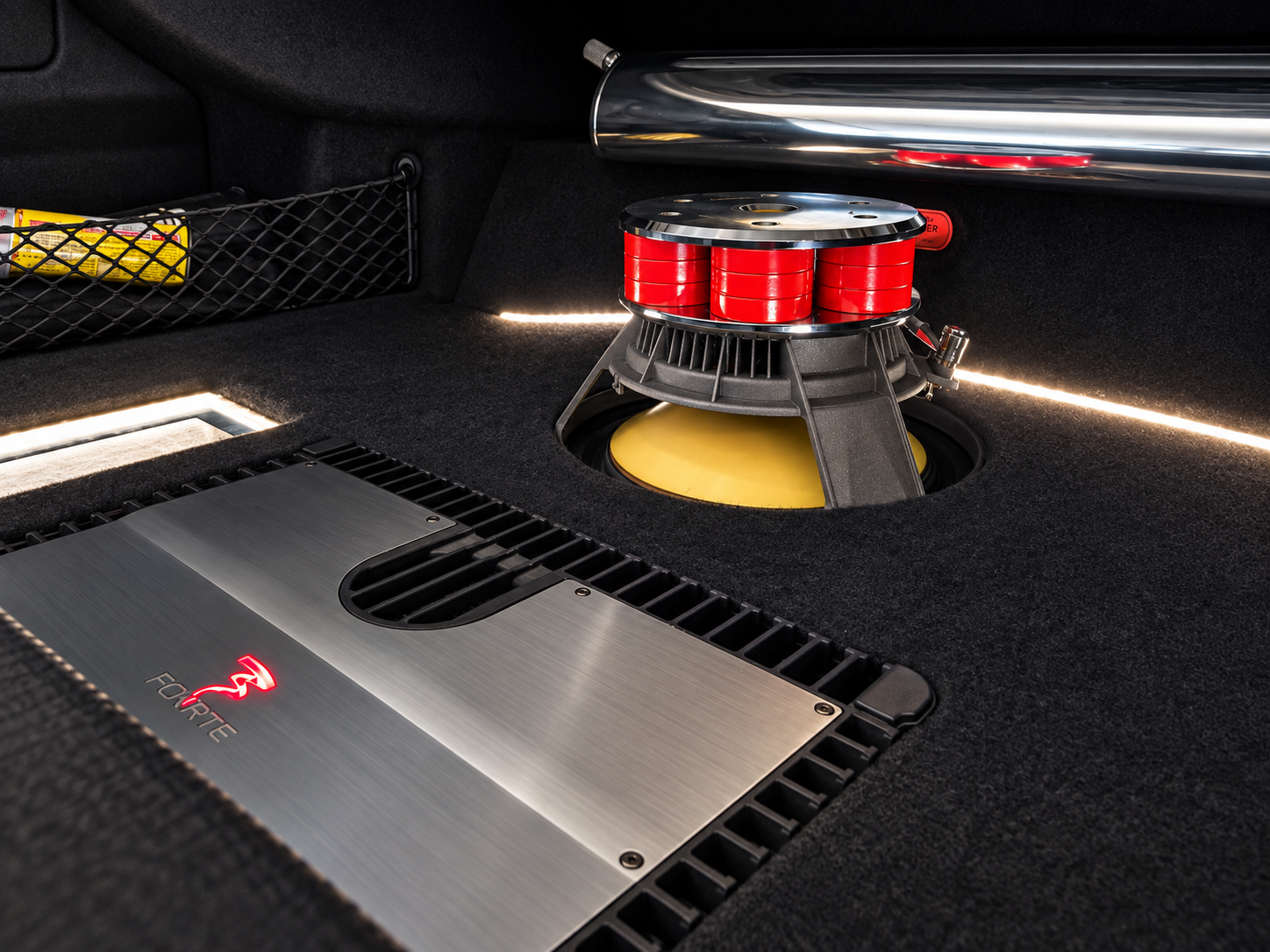 Instalasi amplifier dan subwoofer premium pada bagasi kendaraan