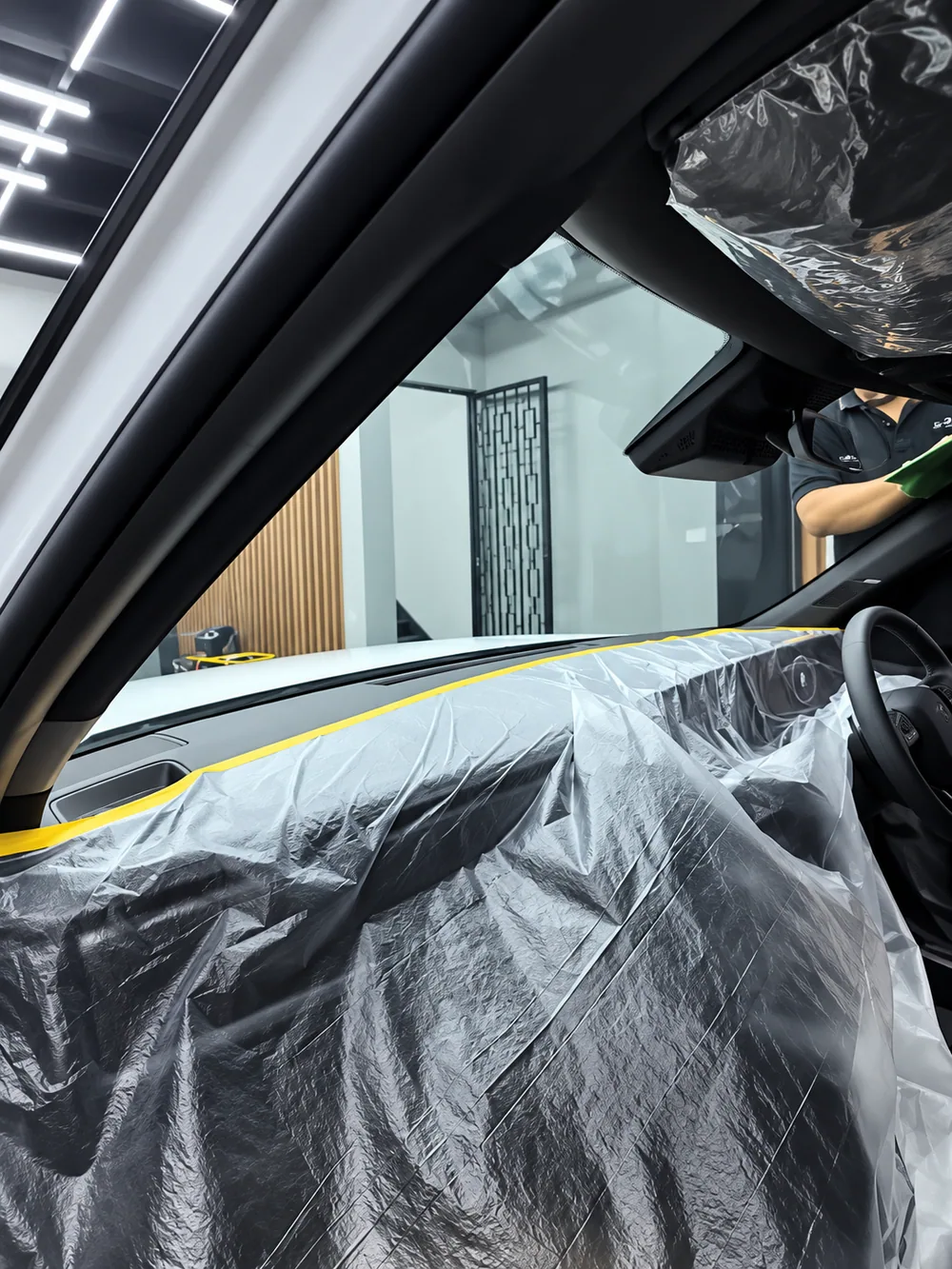 Persiapan interior mobil sebelum pemasangan kaca film