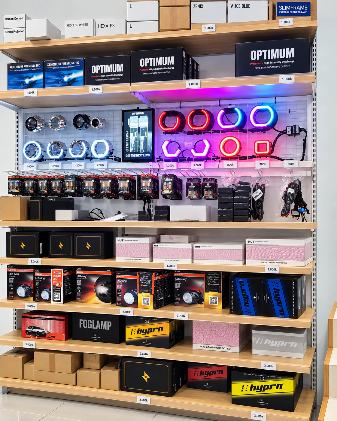 Rak produk lampu mobil dan contoh pencahayaan di Platinum Auto Center
