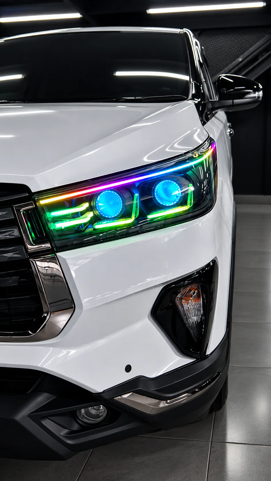 Headlamp projector yang telah terpasang pada SUV putih