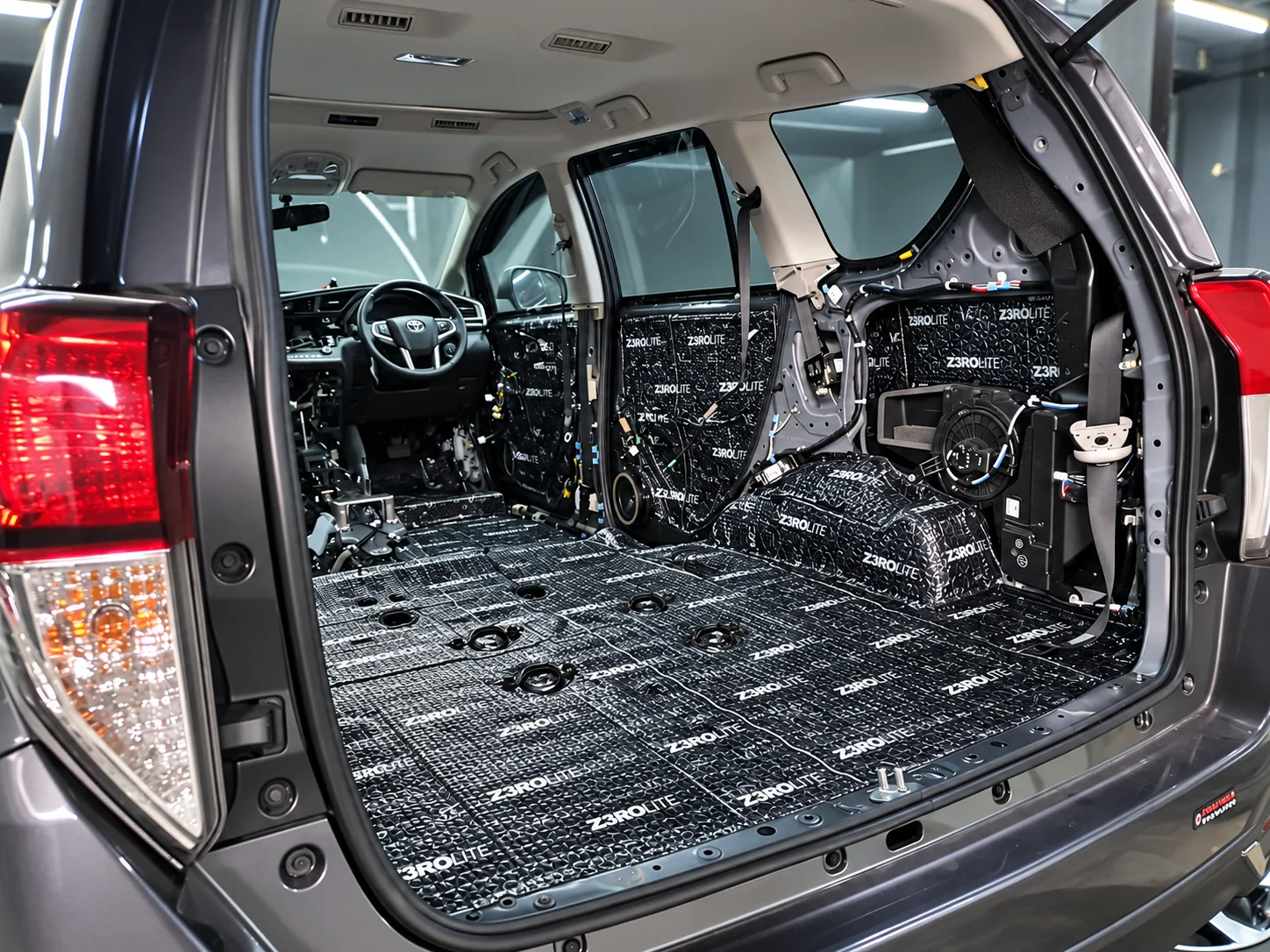 Interior mobil saat proses pemasangan peredam menyeluruh